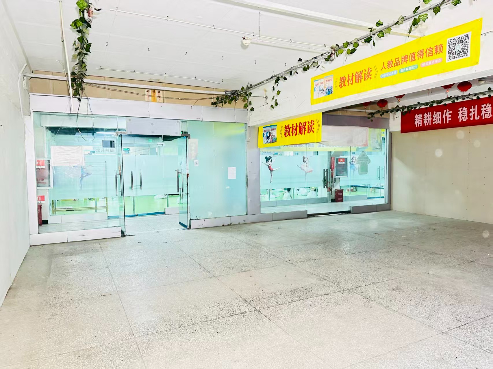 西平街提供写字楼、商铺、展示空间、直播间等多种面积选择，满足企业办公、研发、展示、运营等多元需求。
