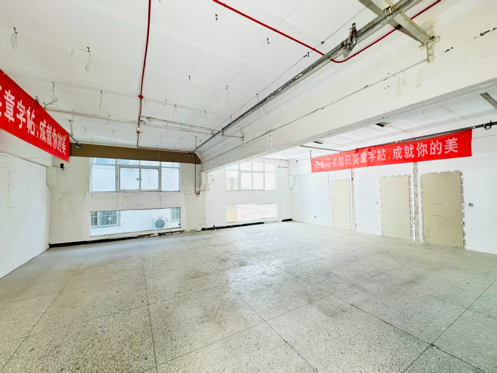 西平街重点吸引人工智能应用、数字经济、电商直播、智能制造服务、软件开发、科技创新企业及创业团队入驻